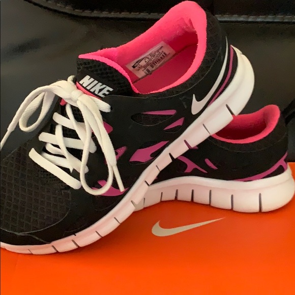 Nike Free Run Girls 5Y 💖🏃‍♀️🖤 - Picture 2 of 8